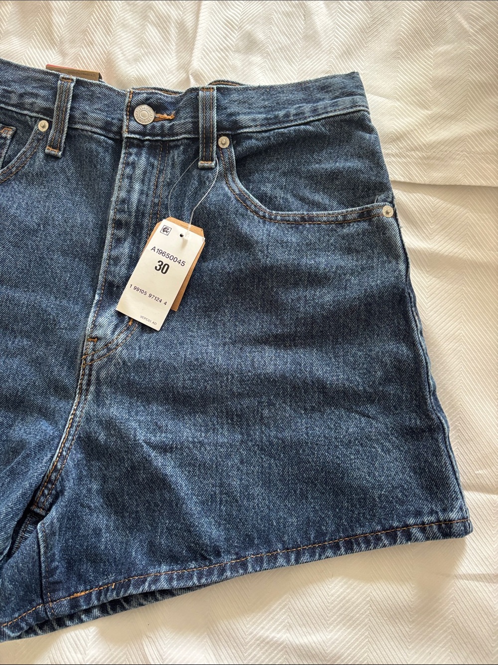 NEW Levi's High-Waisted Mom Denim Jean Shorts Sz 30 / 10 - Picture 2 of 7